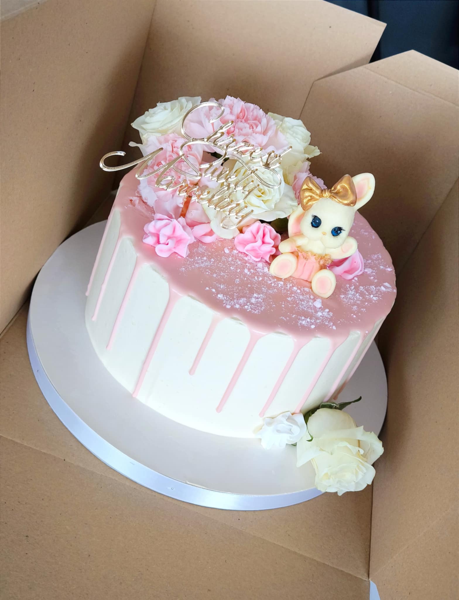 różowy tort w pudełku kartonowym