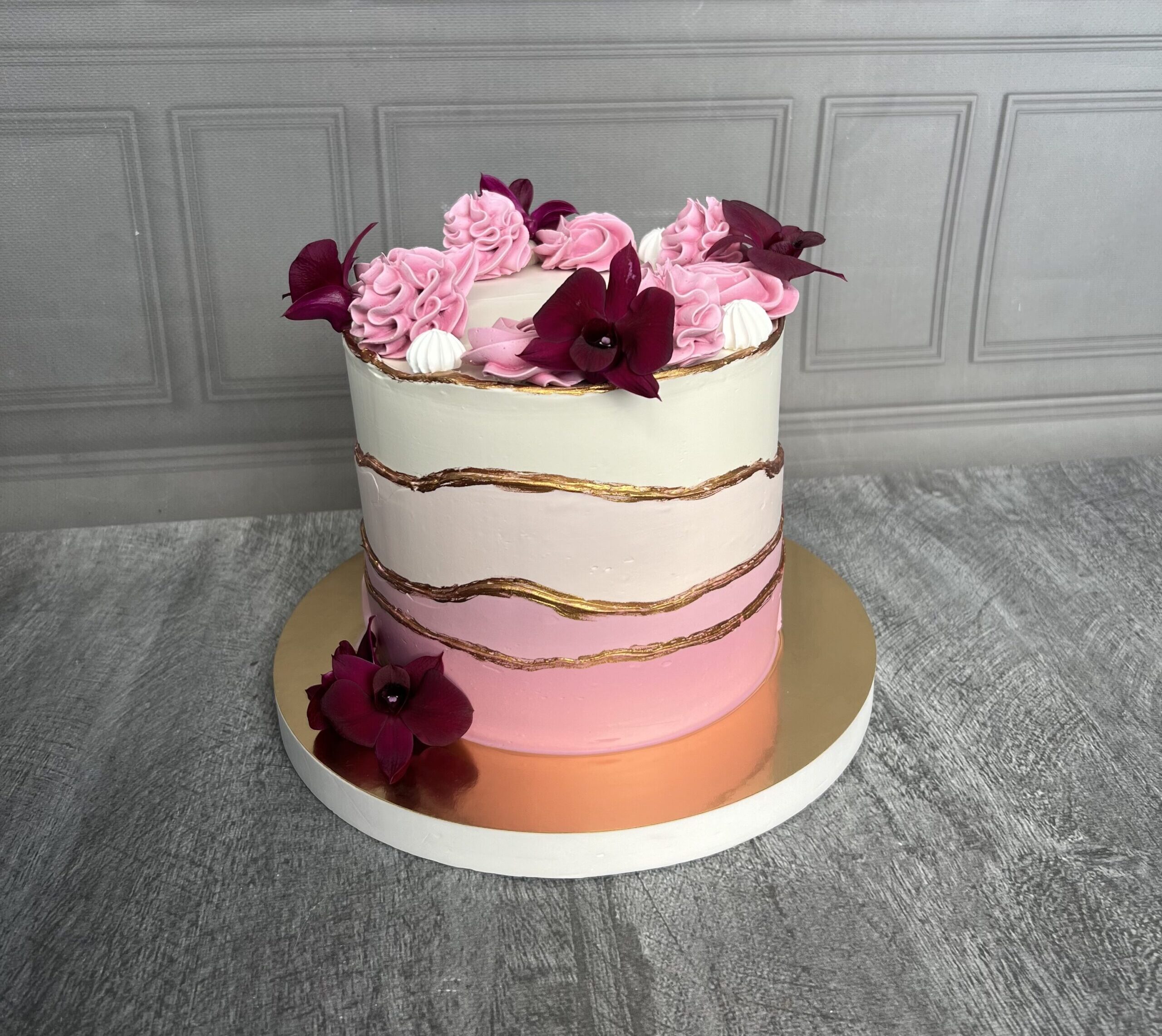 Tort z kwiatami na złotym podkładzie styrodurowym