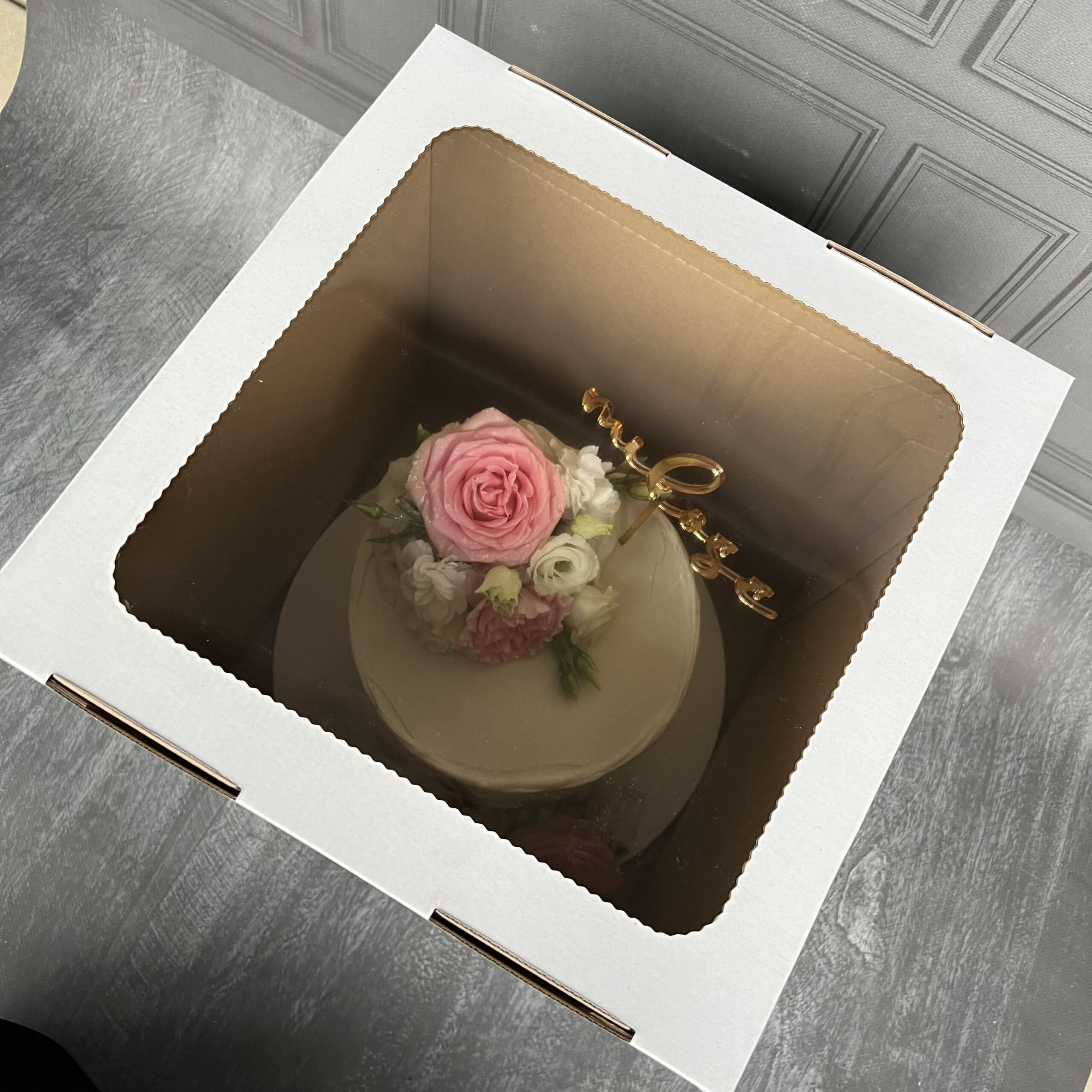 tort w pudełku z okienkiem