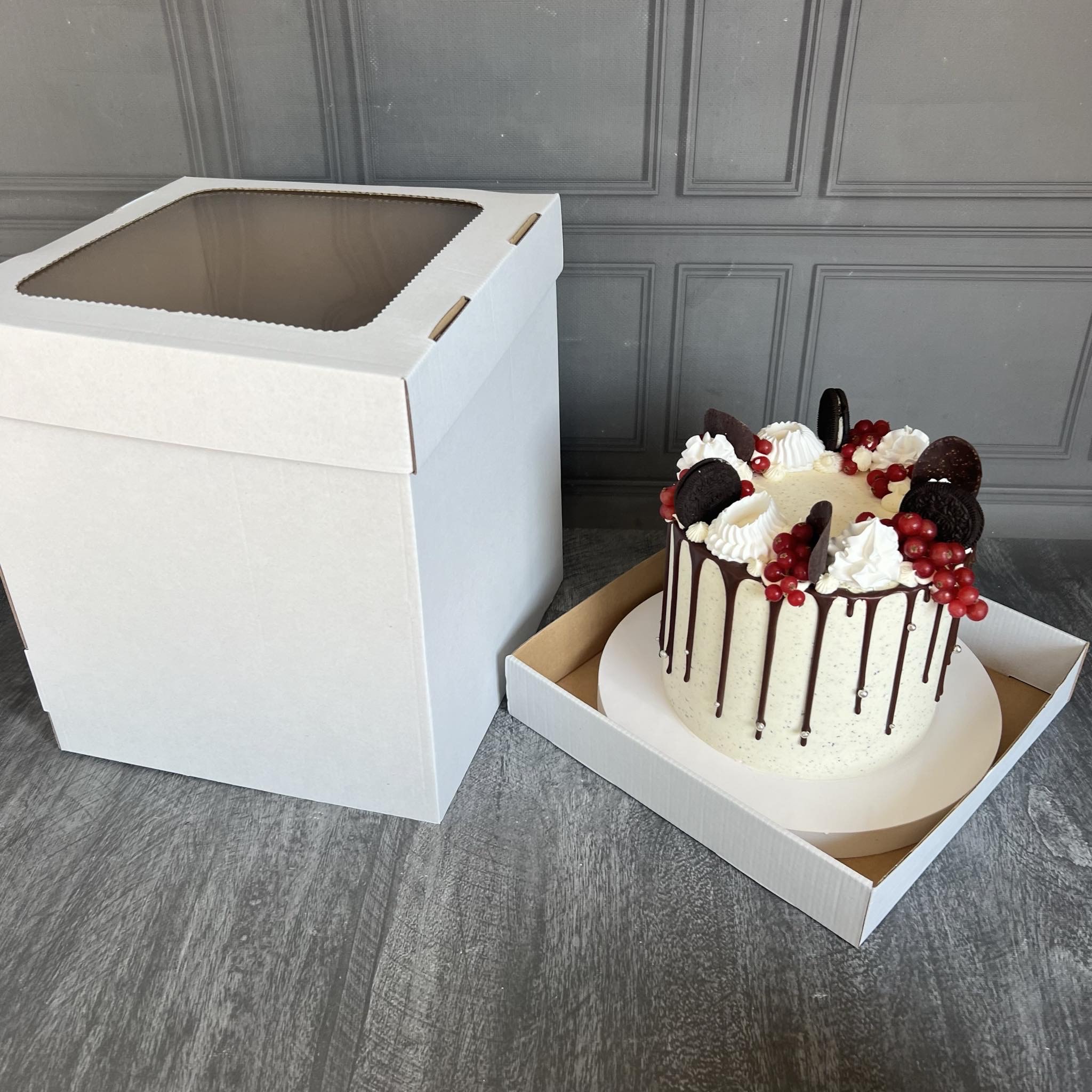 tort stoi obok pudełka na tort