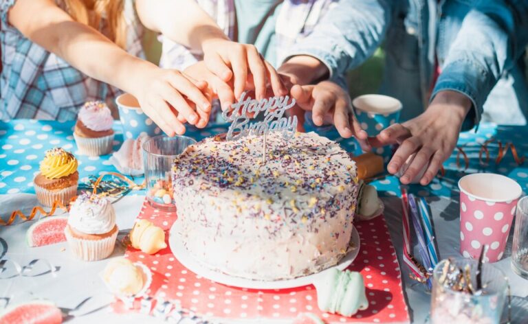 Kupowanie ozdób do tortu — gdzie kupić ozdoby na tort?