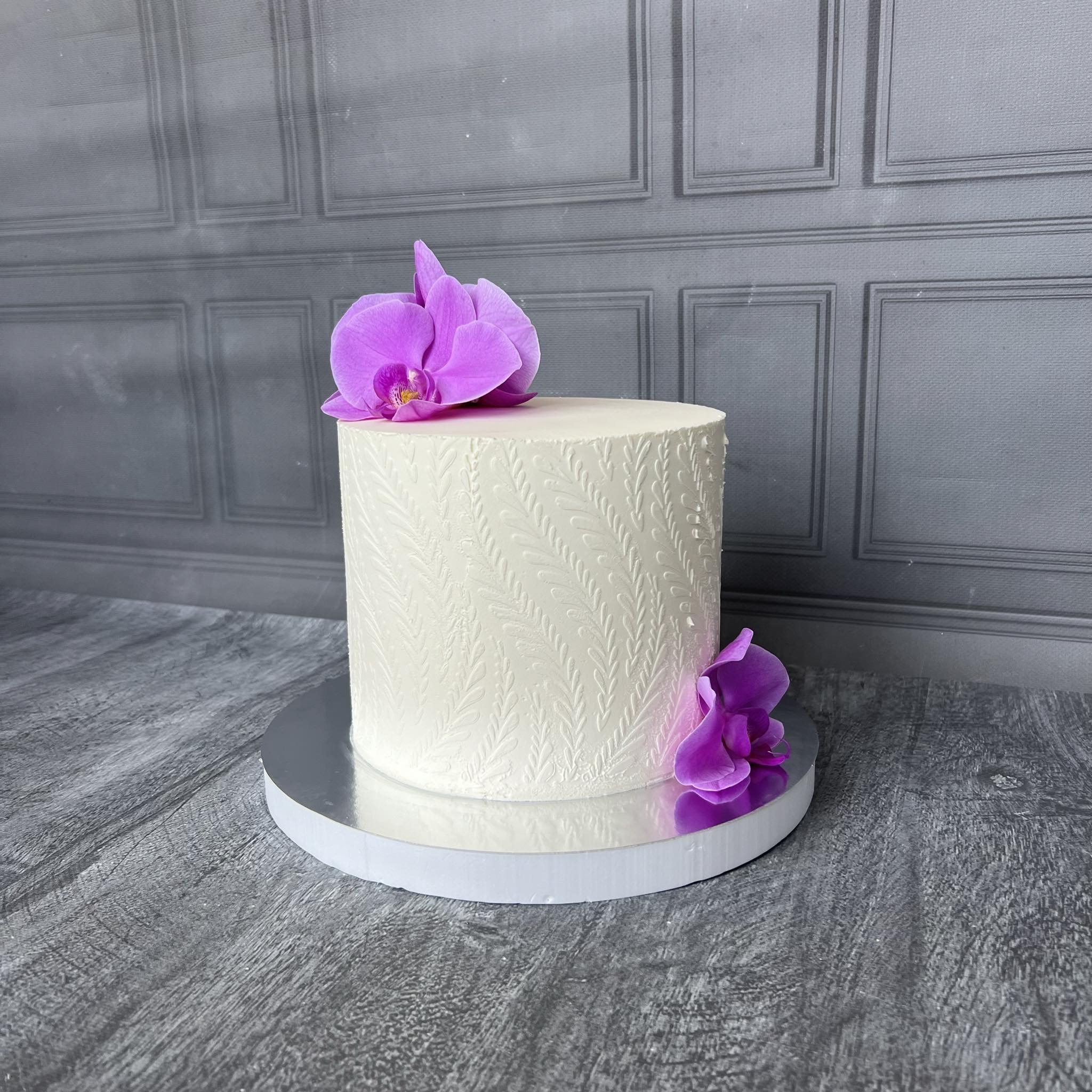 tort z fioletowymi kwiatami