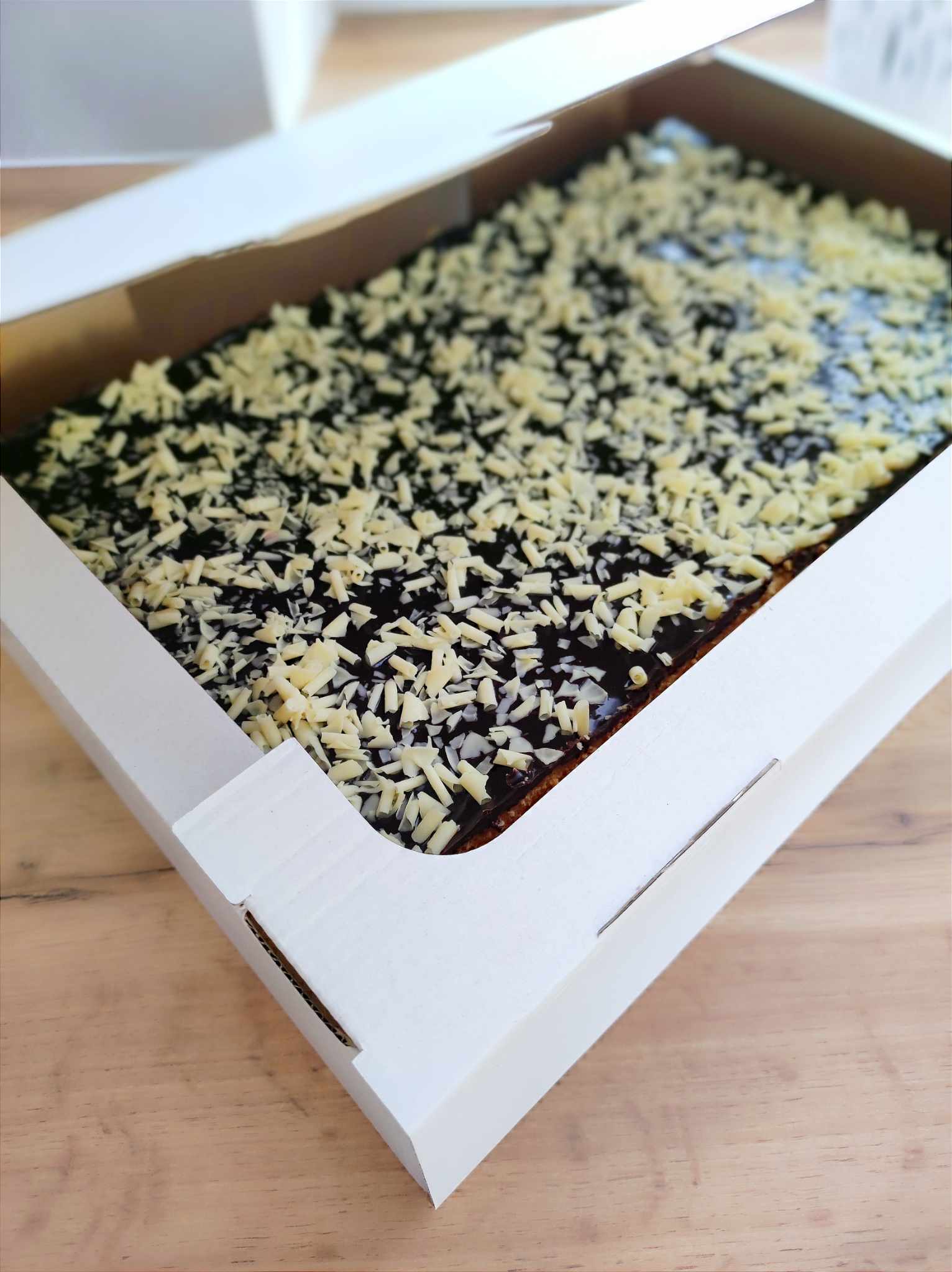 Ciasto w tekturowej tacce z wiekiem