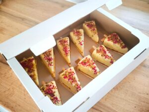 Obraz przedstawia monoporcje włożone do tacki na ciasto z pokrywką