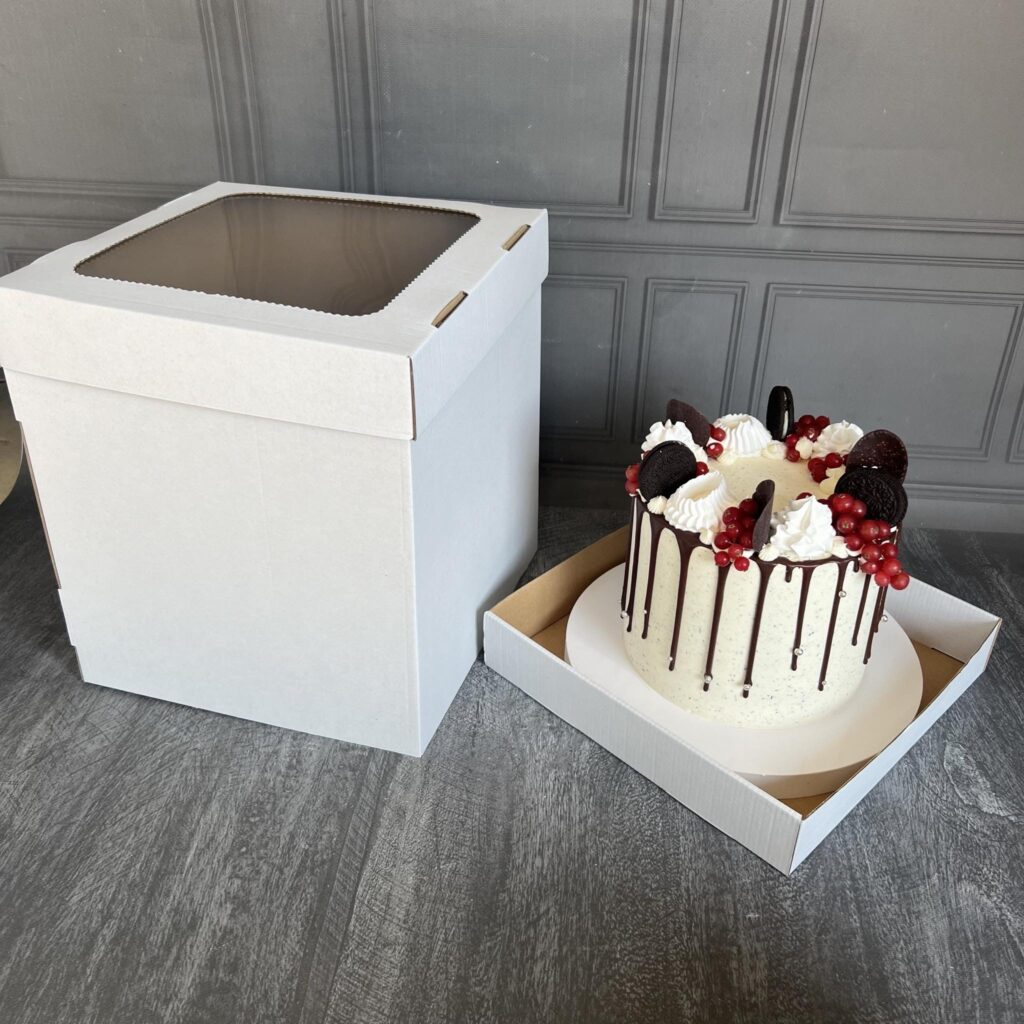 opakowanie na tort, obok stoi tort